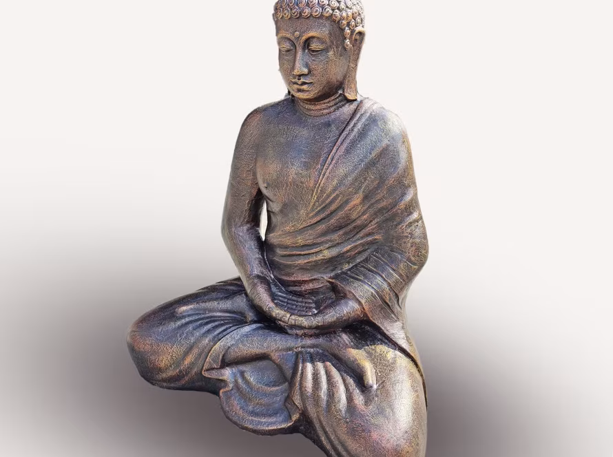 Escultura dorada de Buda tailandés irradiando paz y serenidad.
