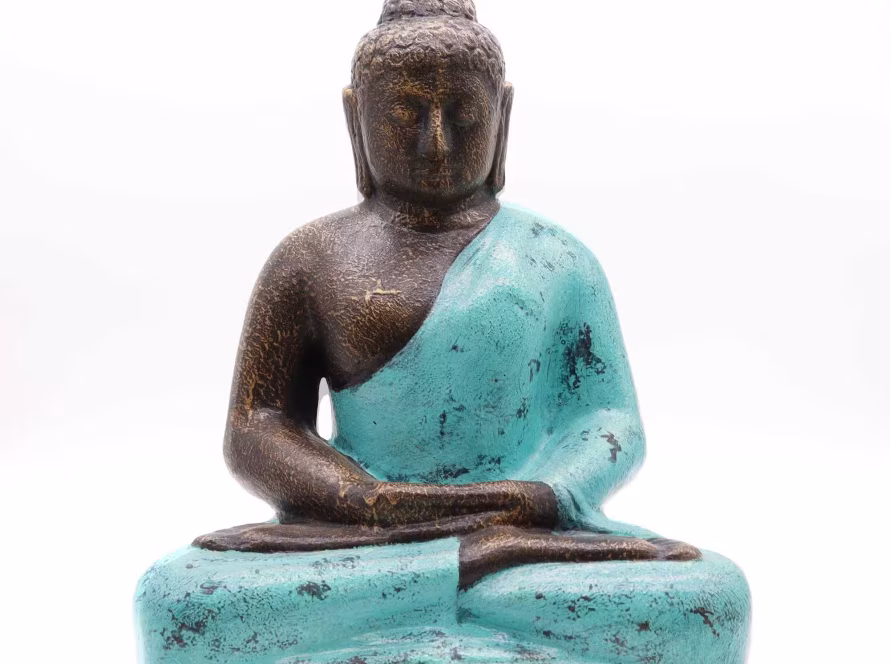 Buda mediano en turquesa o dorado, símbolo de calma interior y sabiduría espiritual.